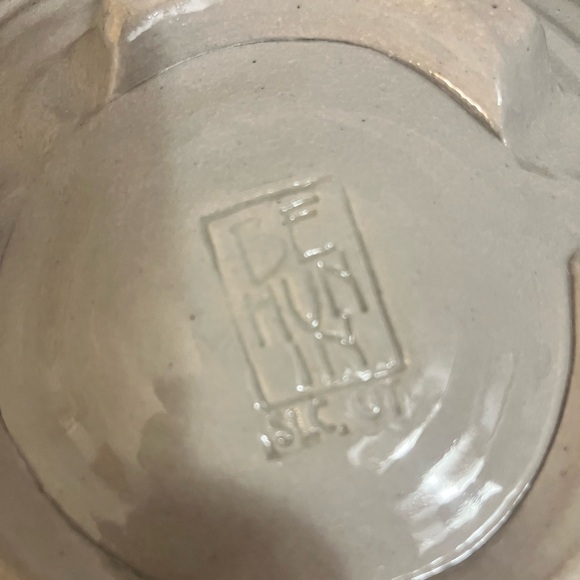 Be Hun In handcrafted pottery bowl - Picture 6 of 6